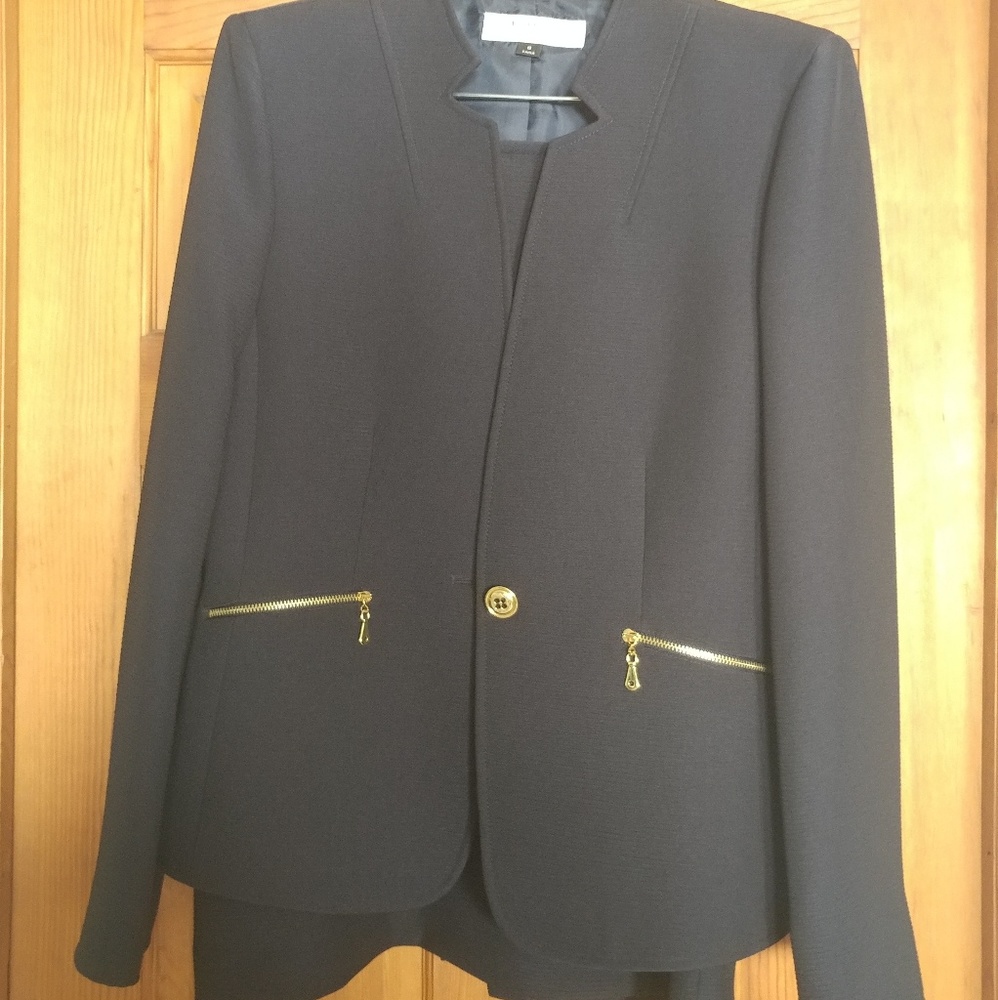Tahari ASL; Dark Navy Blue Skirt Suit; Size 8; Gold Hardware; Wavy Detail; NWT